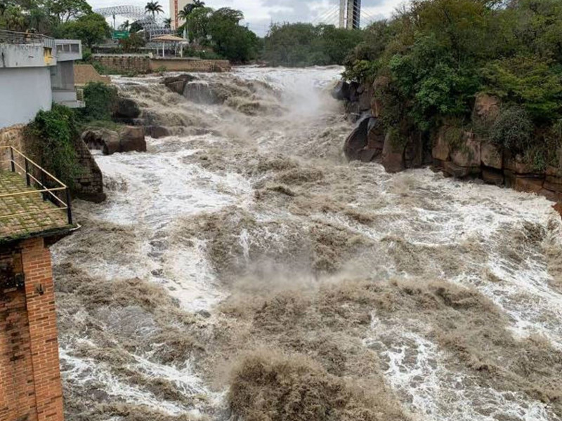 Água do rio Tietê fica escura novamente nesta semana em Salto