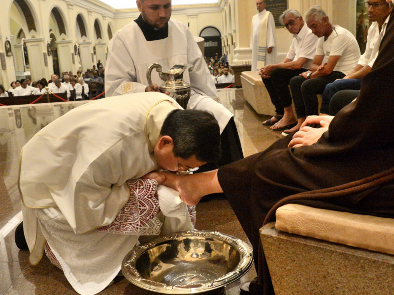 Lava pés lembra o amor de Jesus Cristo à humanidade