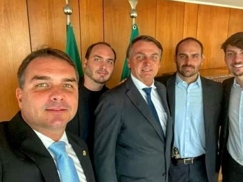 Filhos de Bolsonaro reagem à divulgação de dados do Pix