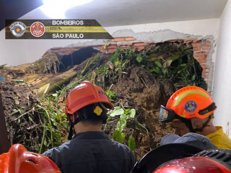 Ap S Fortes Chuvas Deslizamento De Terra Deixa Um Idoso Morto Em S O