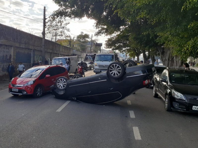 Carro bate em outro e capota na avenida São Paulo