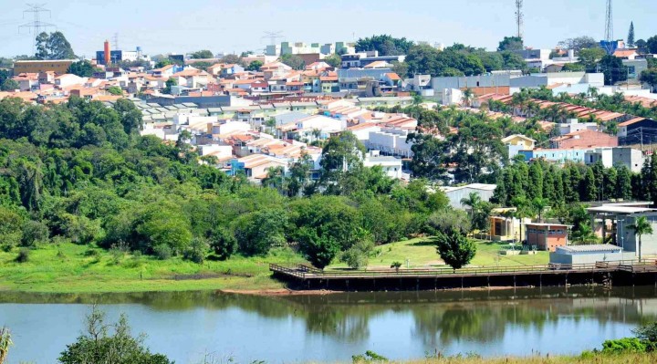 Na Represa do Ferraz, no Éden, é possível observar que o nível do reservatório está baixo.