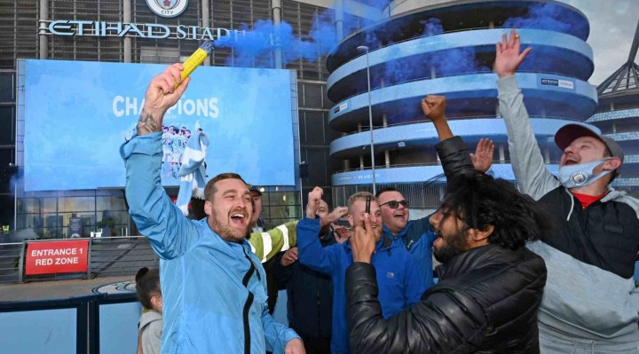 Torcedores do Manchester City comemoram derrota do United e título dos Citizens