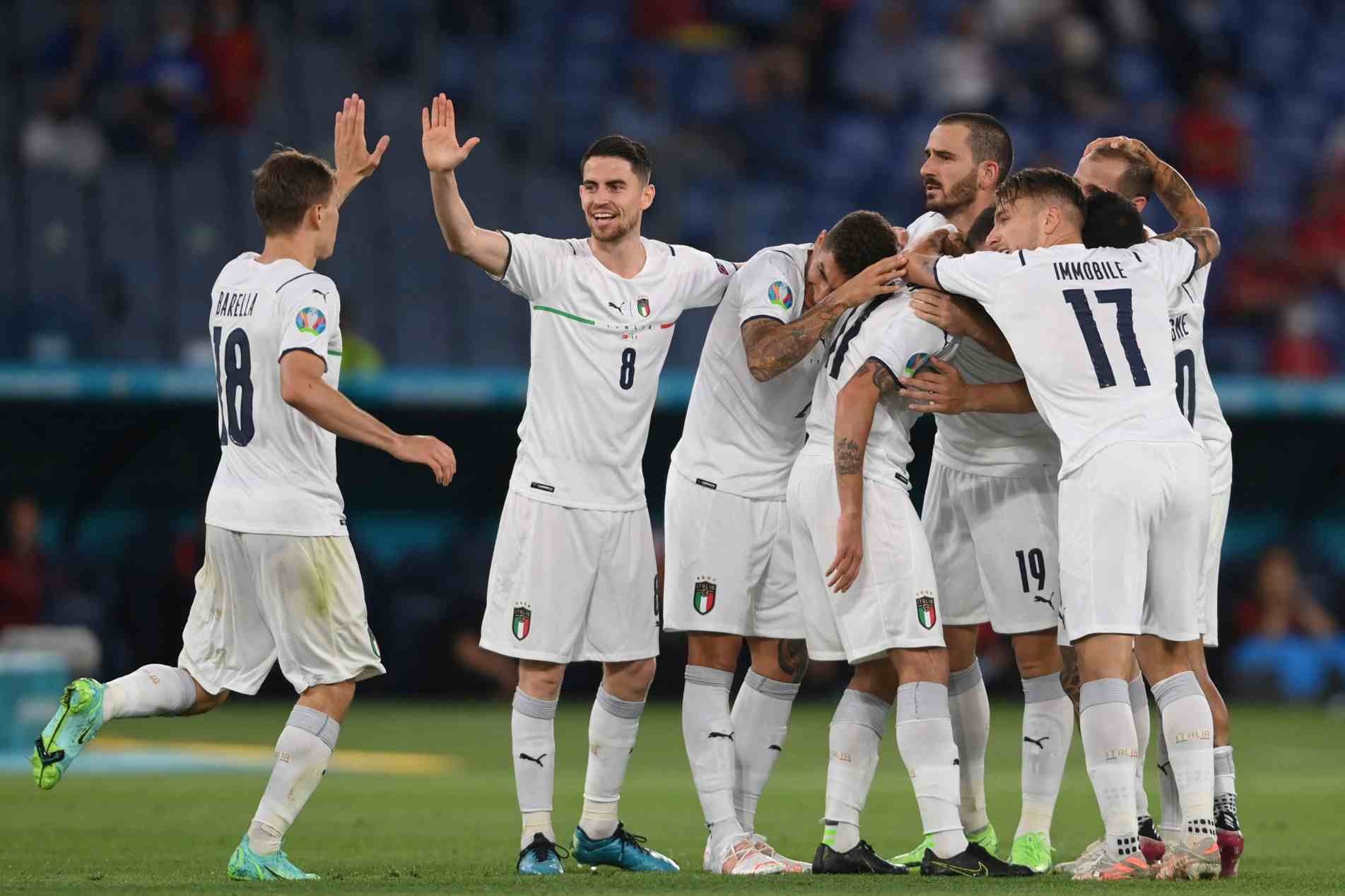 Jogadores comemoram primeiro gol da Itália, contra de Demiral, na abertura da Eurocopa