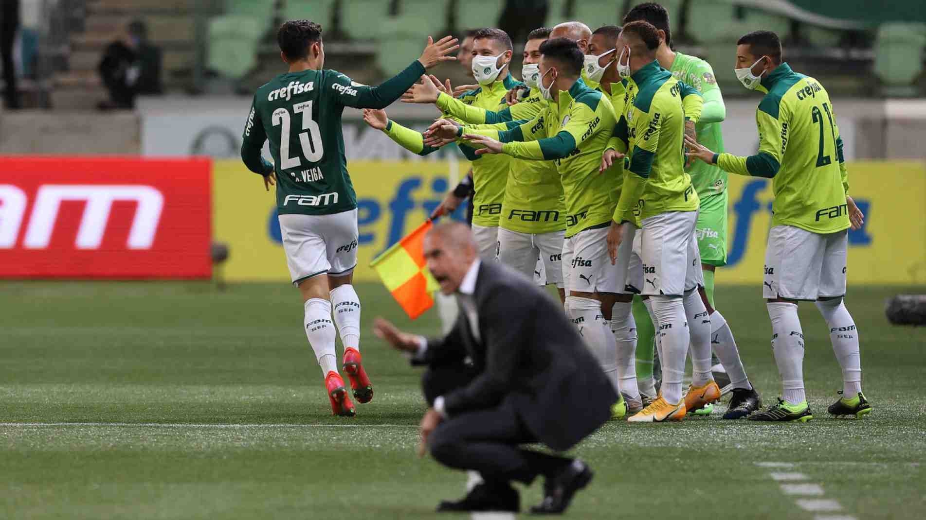 Raphael Veiga comemora gol, enquanto Silvinho gesticula para o Timão.