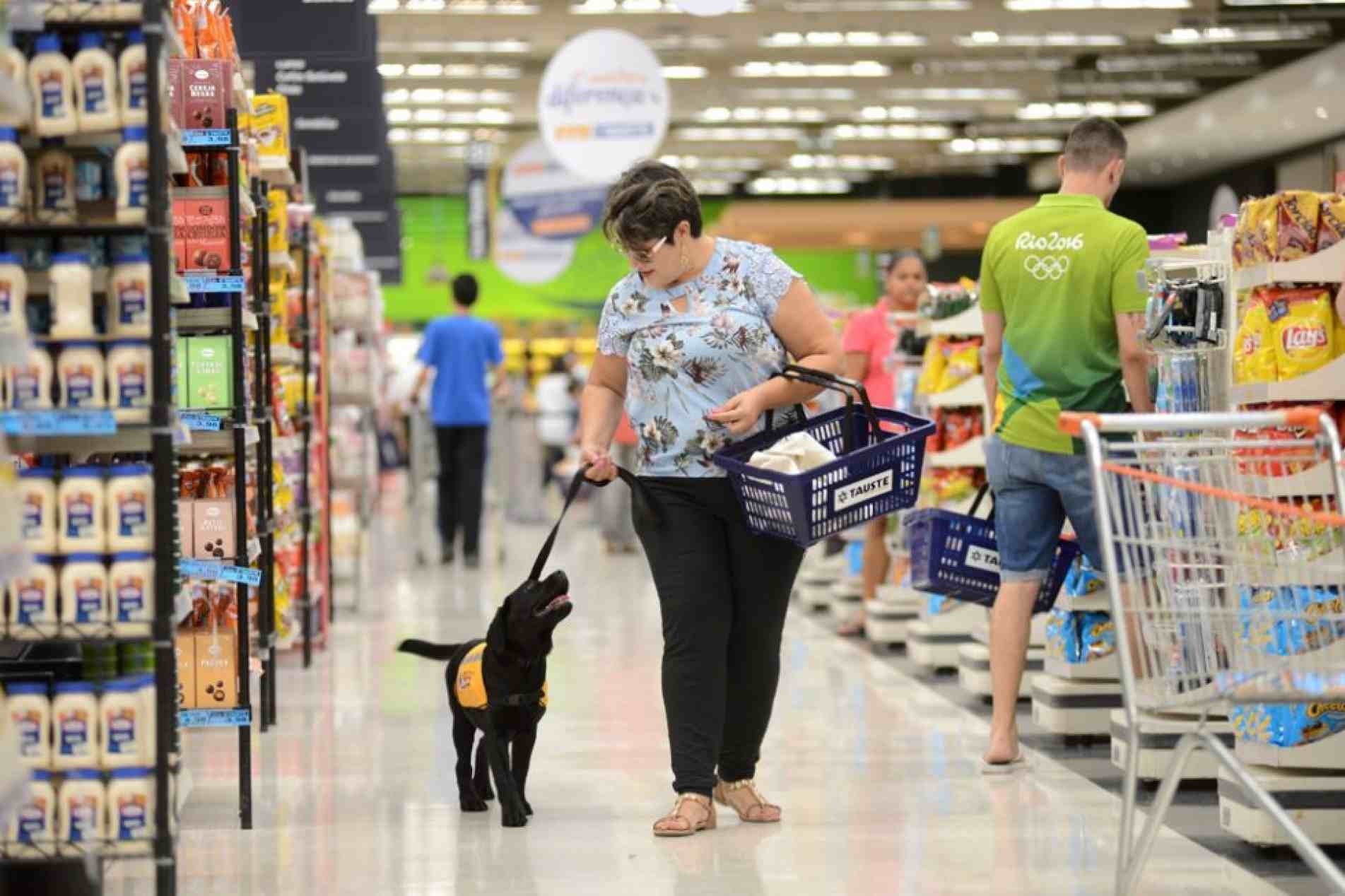 A socializadora Sidinéia Venancio levou Zuma para acompanhá-la nas compras em um supermercado. 