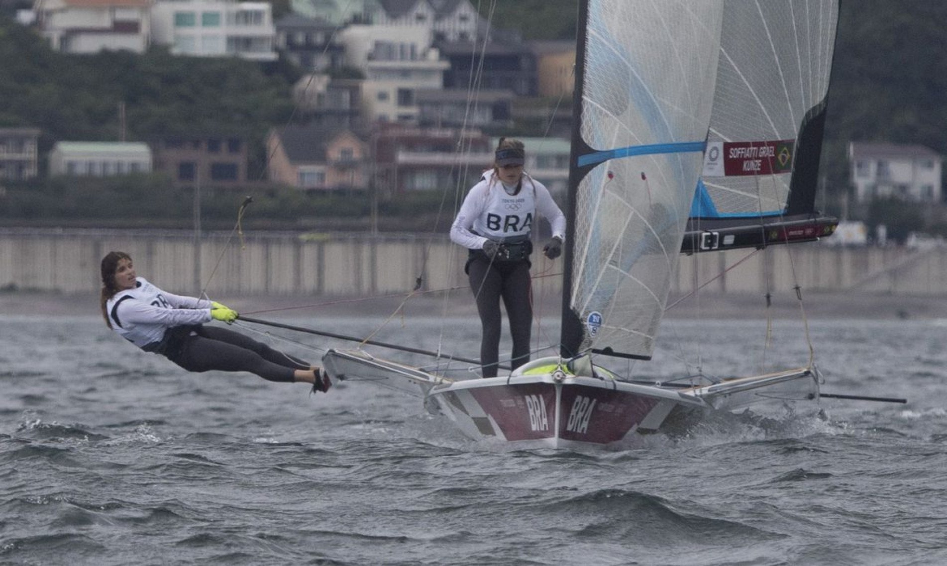 Vela: Martine e Kahena sobem para 3º lugar na classe 49erFX em Tóquio