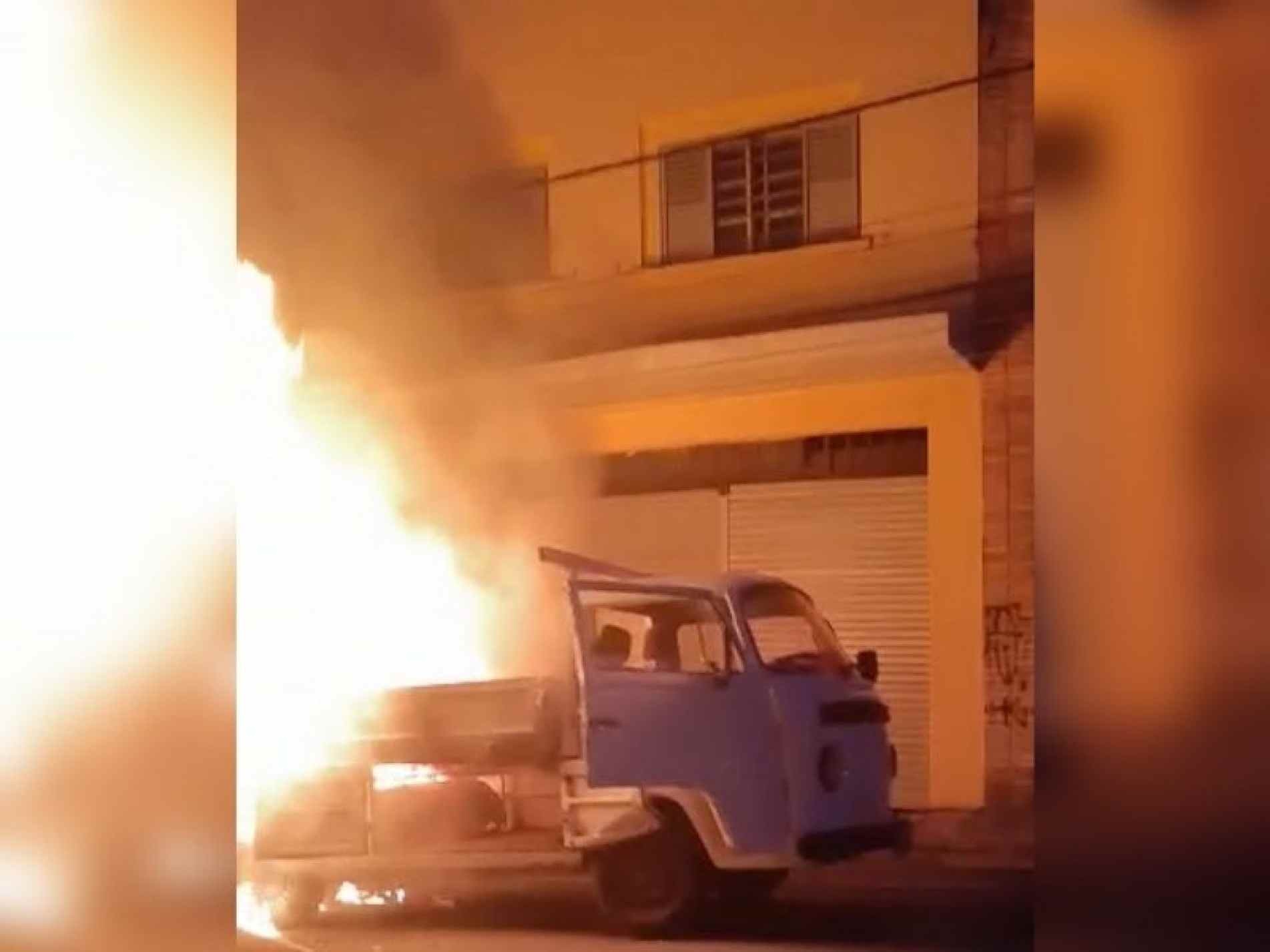 Kombi pega fogo no Centro de Sorocaba