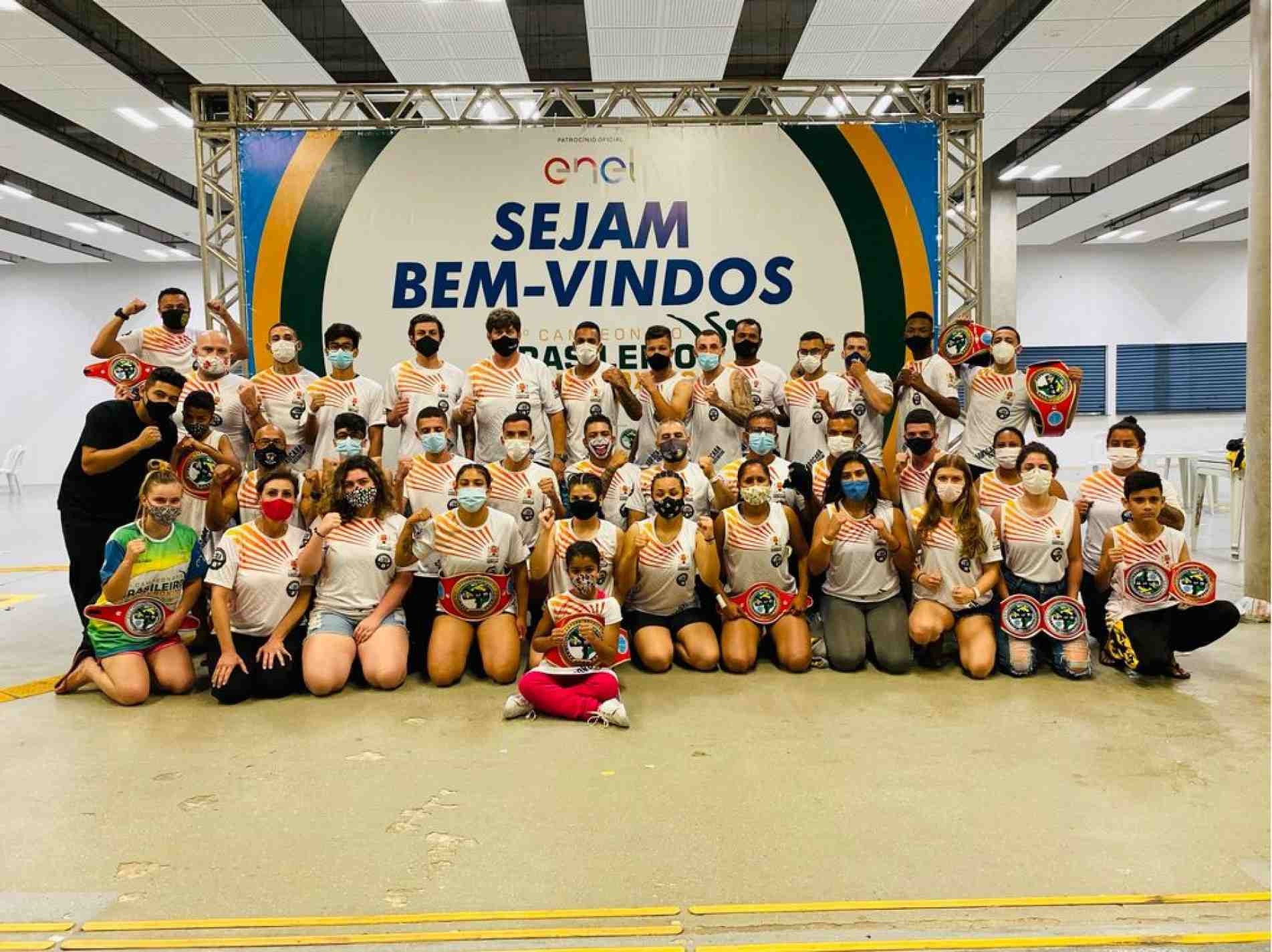 Parte da equipe da Liga Sorocaba de Kickboxing que participou dos torneios no Rio de Janeiro