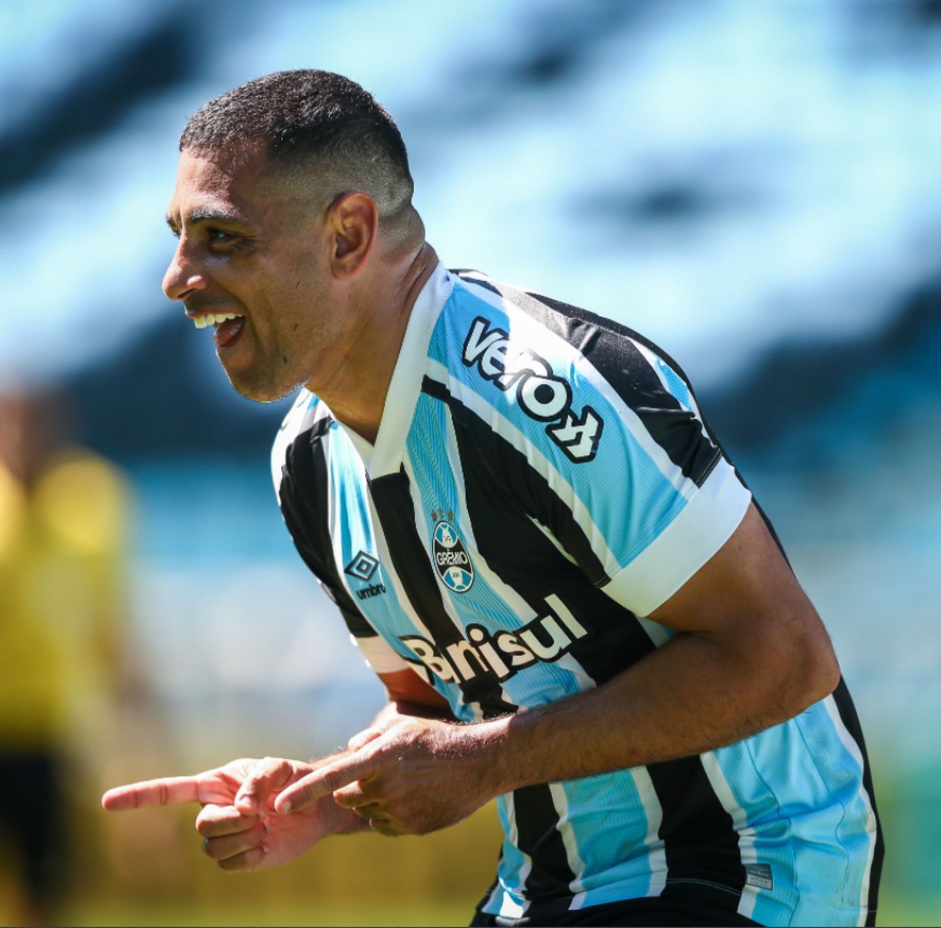 Diego Souza marcou um dos gols que deram a vitória ao Grêmio 