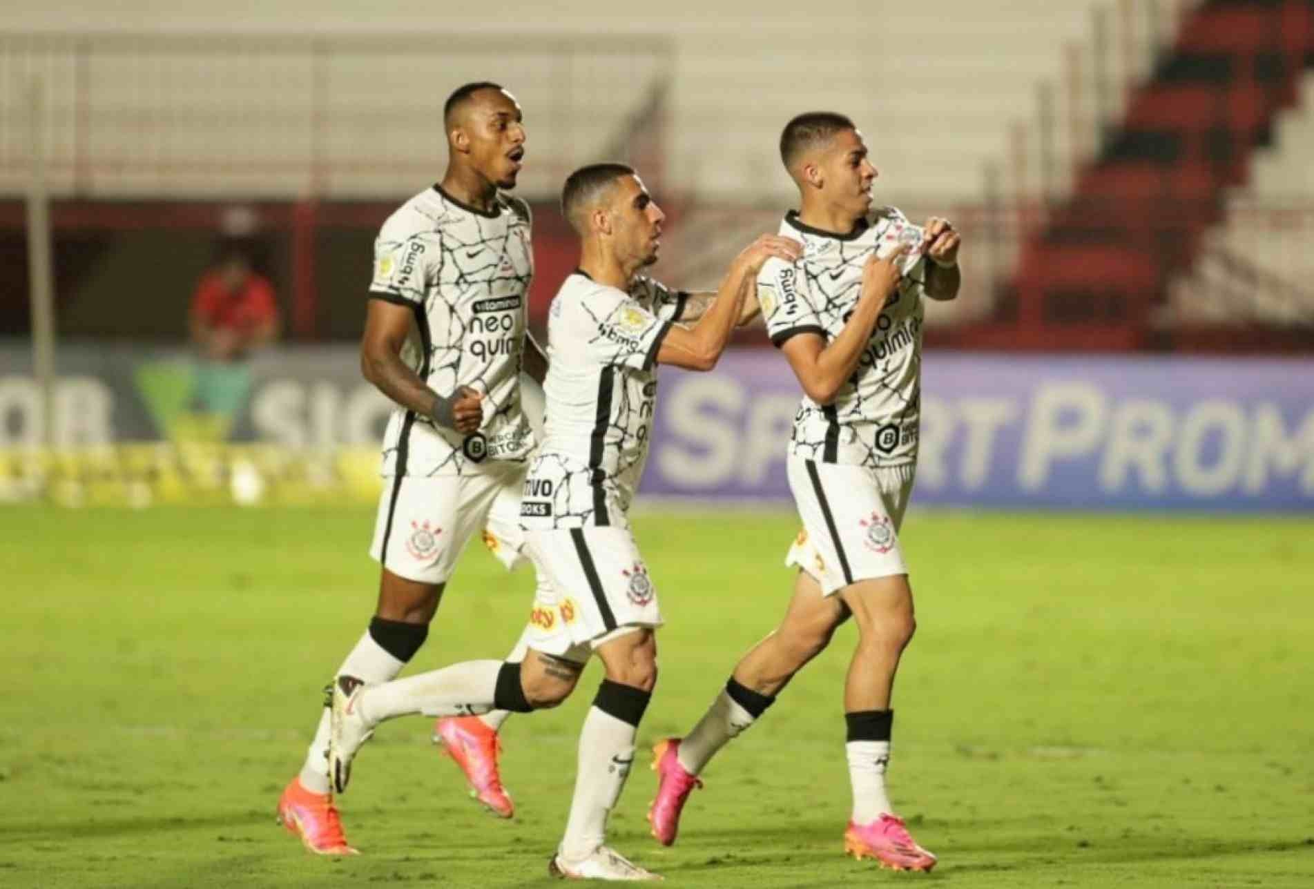 O Corinthians vencia por 1 a 0 com gol de Gabriel Pereira, o primeiro como profissional.