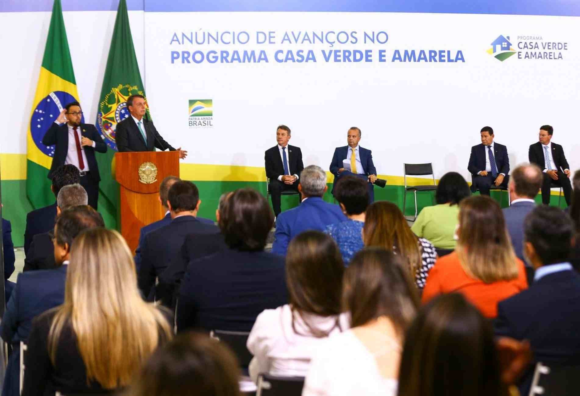 Bolsonaro participou do anúncio de mudanças no programa.