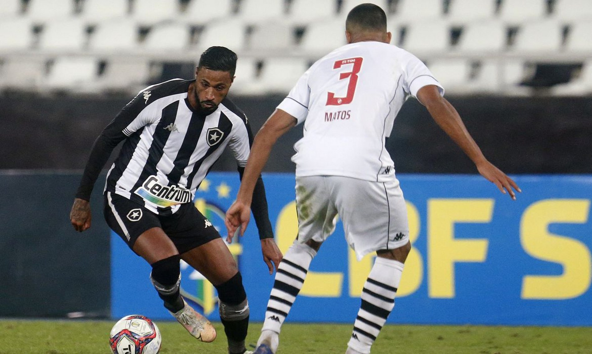  No tradicional clássico carioca, Vasco e Botafogo buscam somar pontos que possam ajudar as equipes a alcançar o acesso à Série A