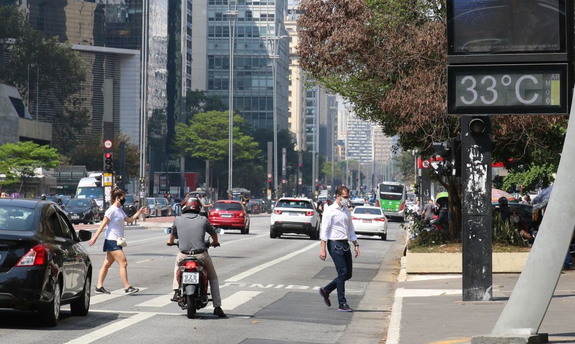  Term..metros marcam 33..C graus e a qualidade do ar .. considerada moderada na Avenida paulista.
    