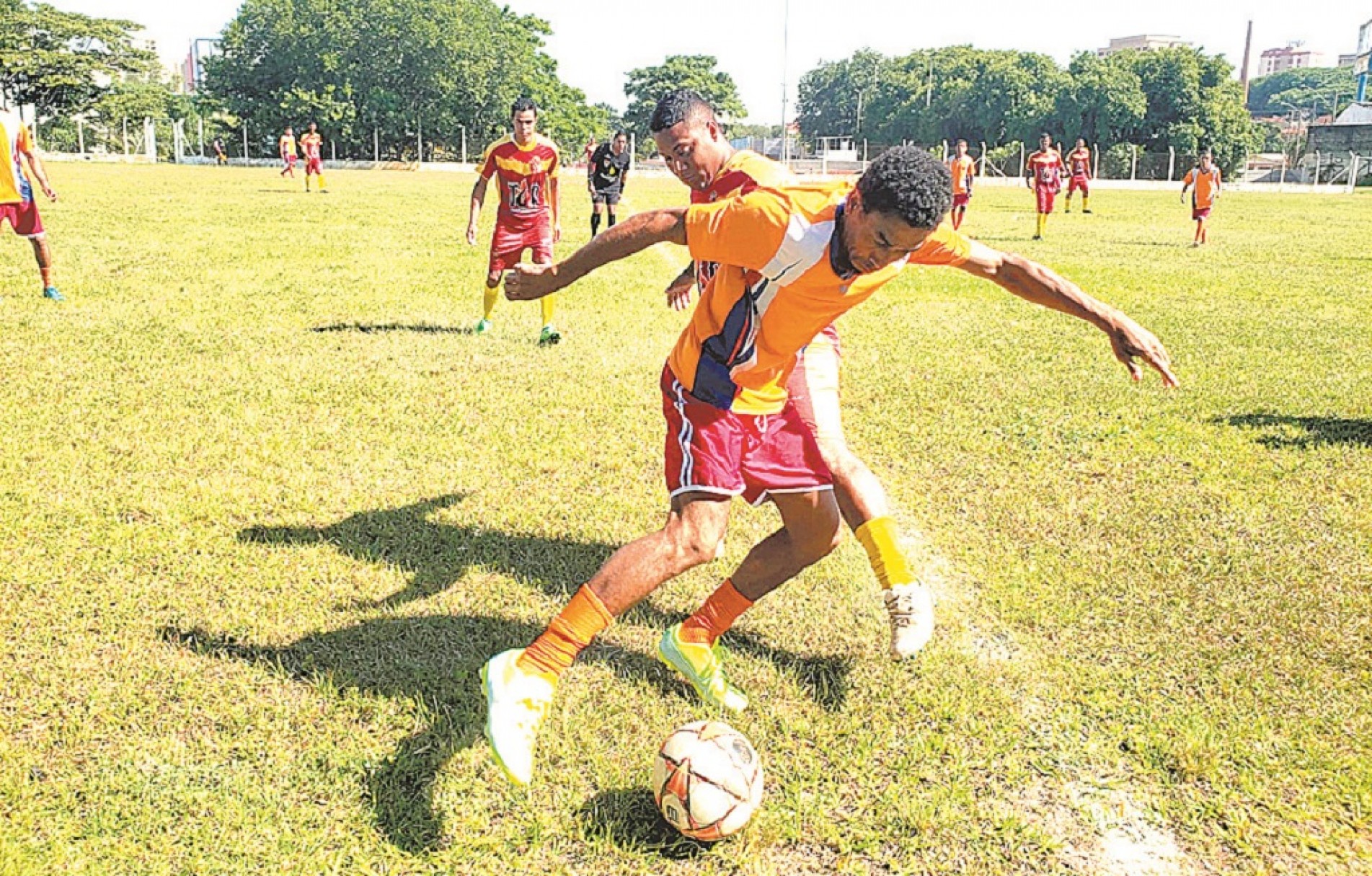 Seis equipes entram em campo de olho na liderança dos seus grupos