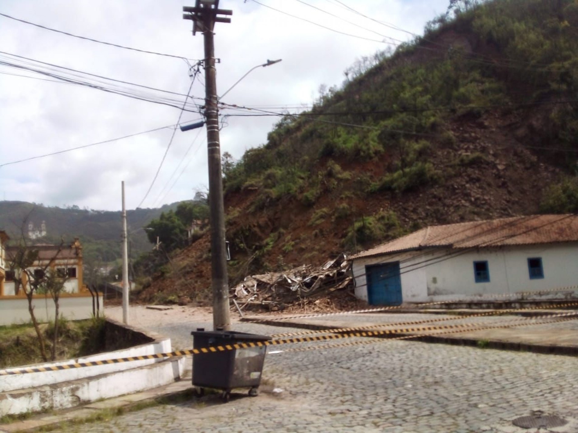 Parte de morro desmoronou e atingiu casarões históricos em Ouro Preto
