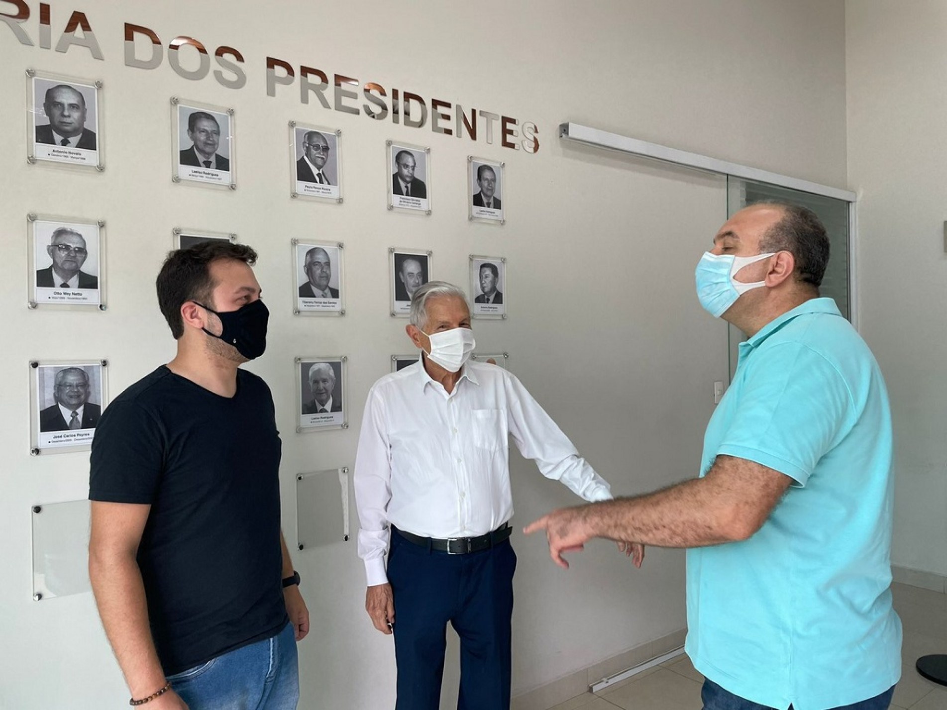 Deputado Ricardo Mellão (camiseta preta) e Luiz Reze conversam com Laelso Rodrigues. Encontro discutiu projetos ligados à educação, segurança pública e empreendedorismo