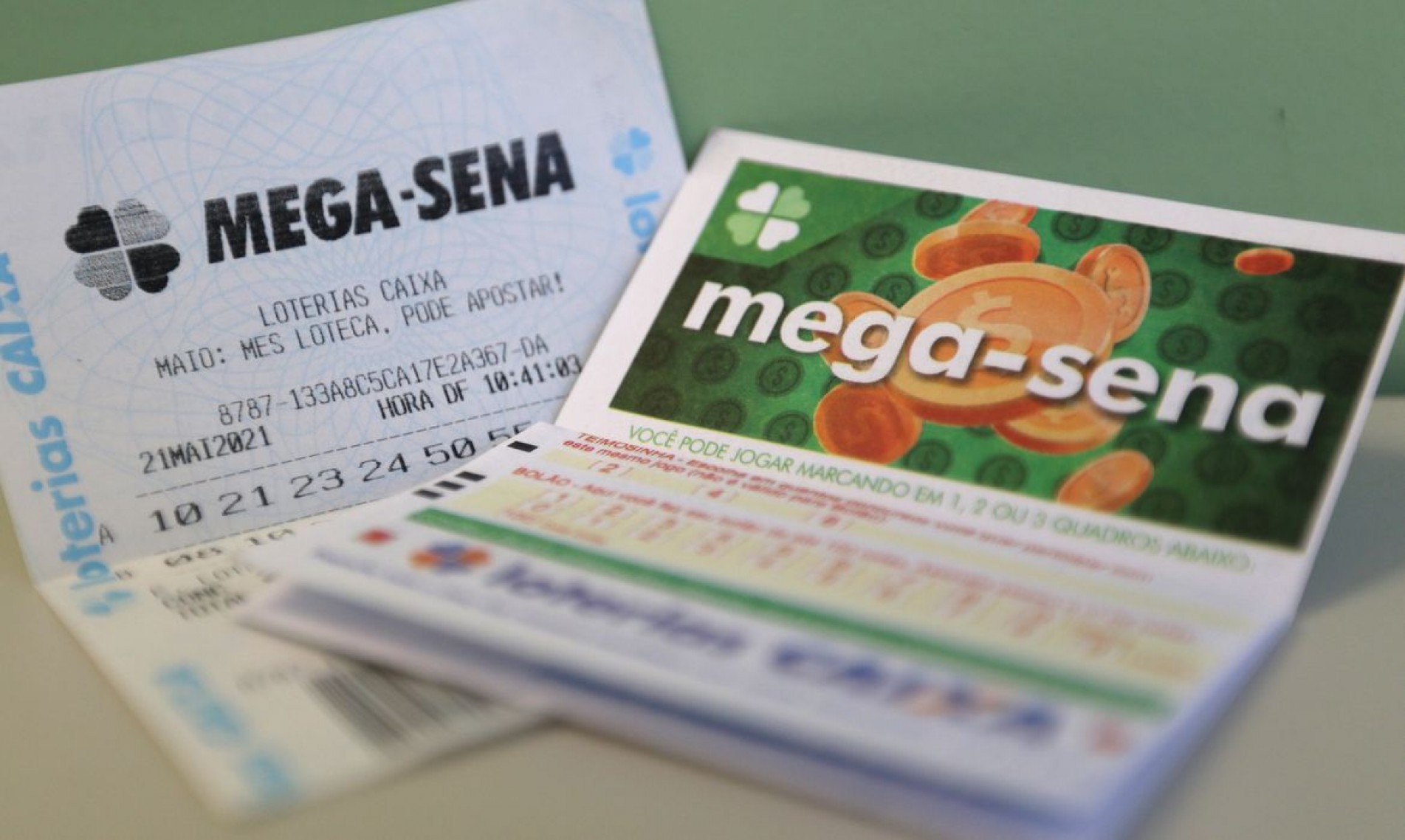  Bilhetes de aposta da mega-sena.
    