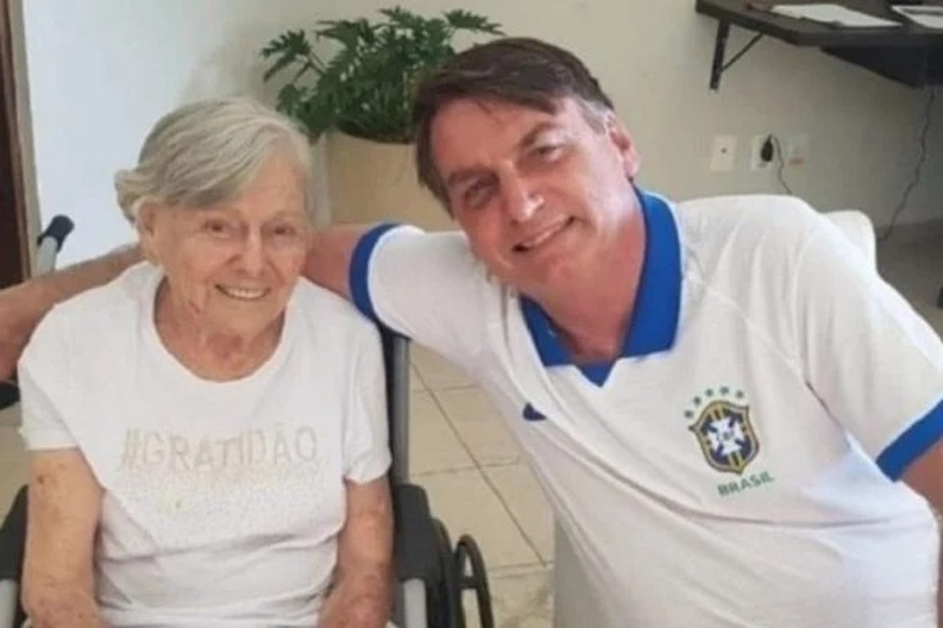 Olinda Bolsonaro e o filho Jair Bolsonaro.