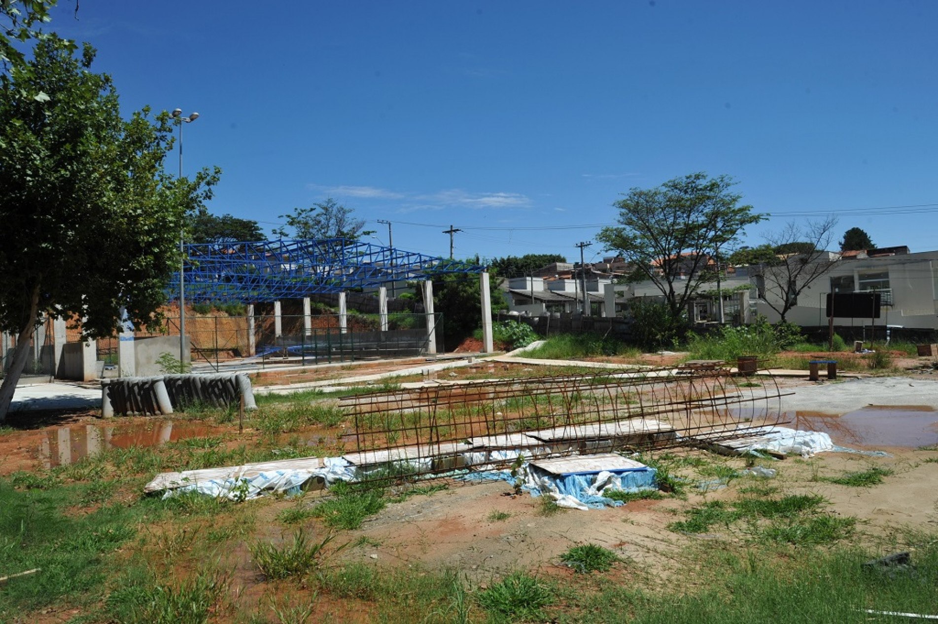 Moradores do Central Parque denunciam demora e furto de materiais 