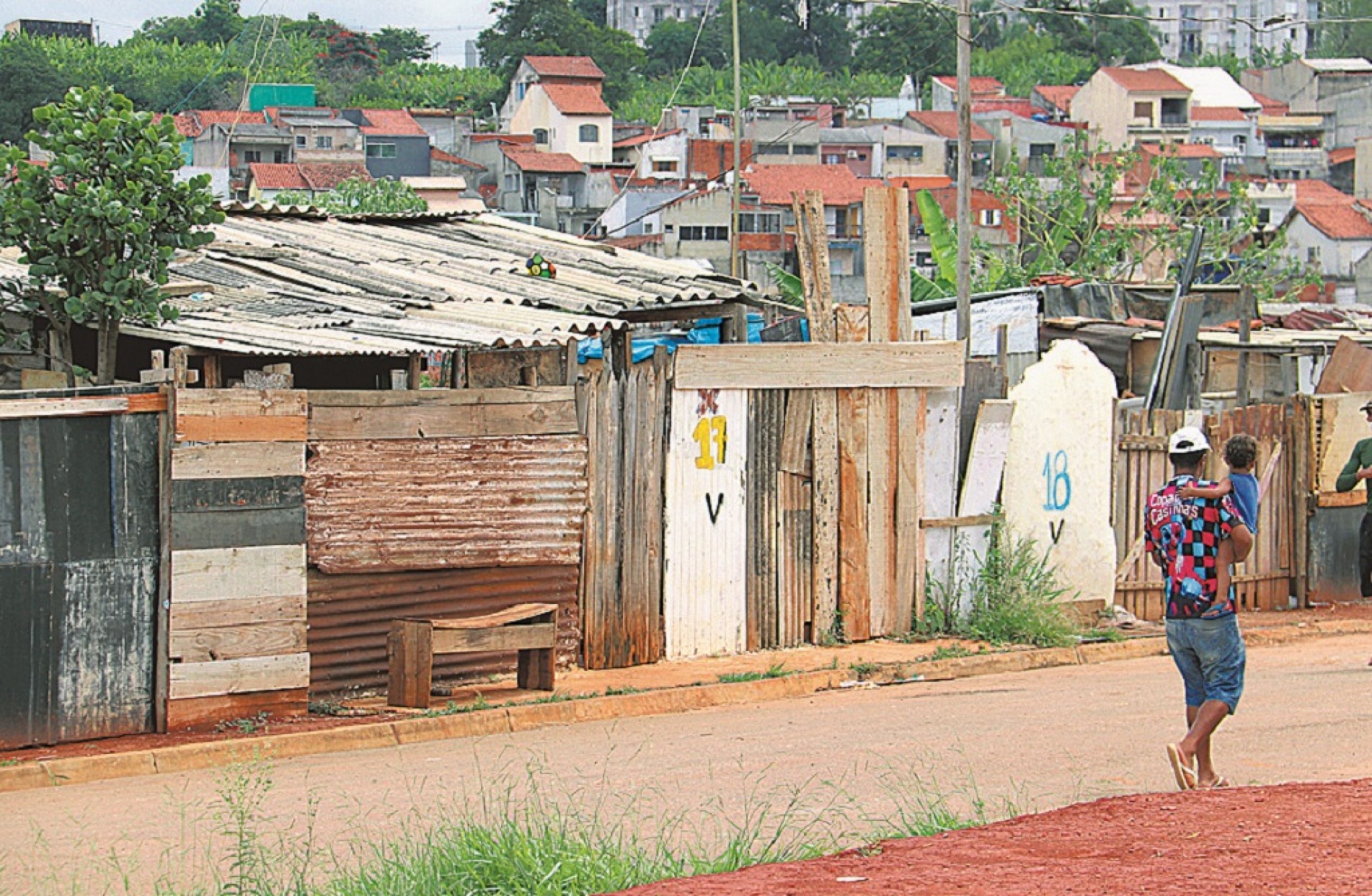 Beneficiados tiveram suas habitações invadidas pelo córrego Itanguá
