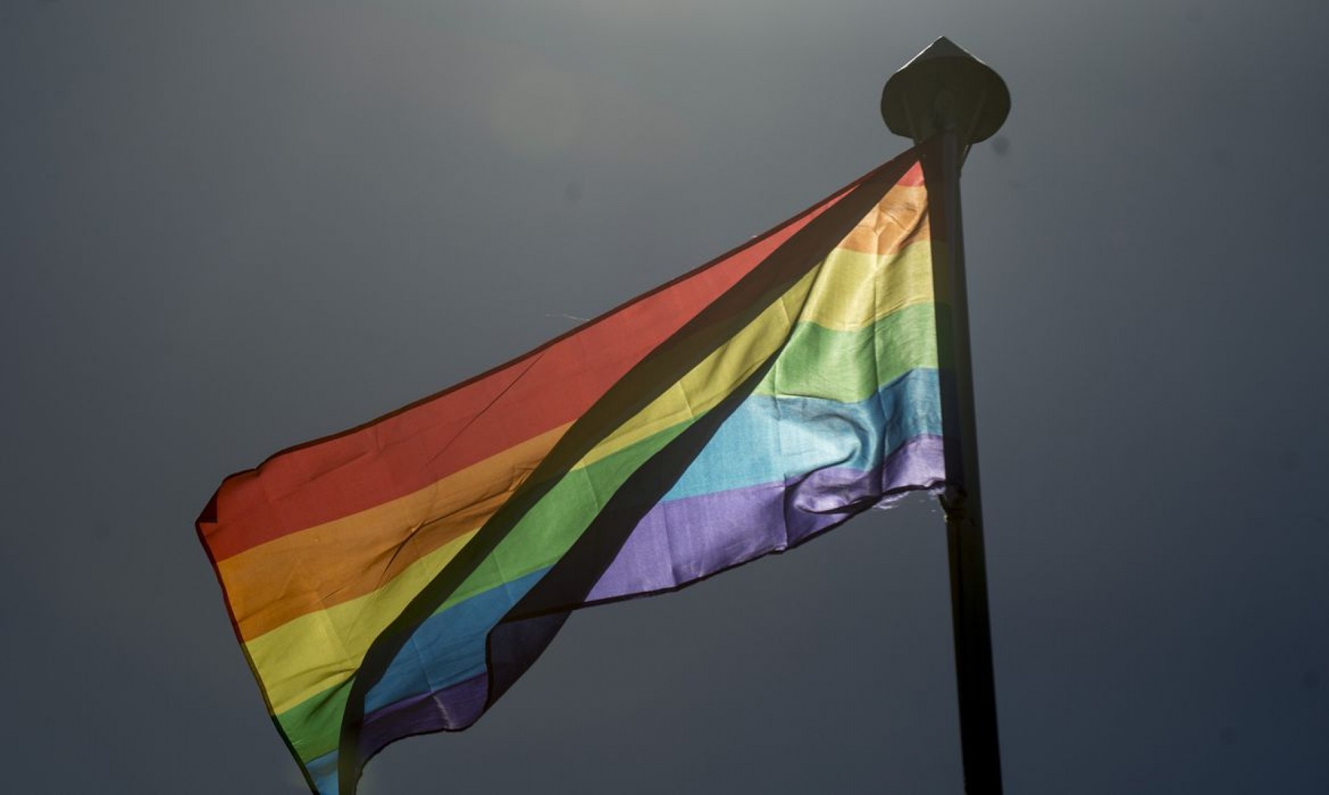  Bandeira (LGTB) .. hasteada na Embaixada do Reino Unido para marcar o Dia Internacional contra a Homofobia e Transfobia, celebrado neste s..bado (17) (Foto: Marcelo Camargo/Ag..ncia Brasil)
    