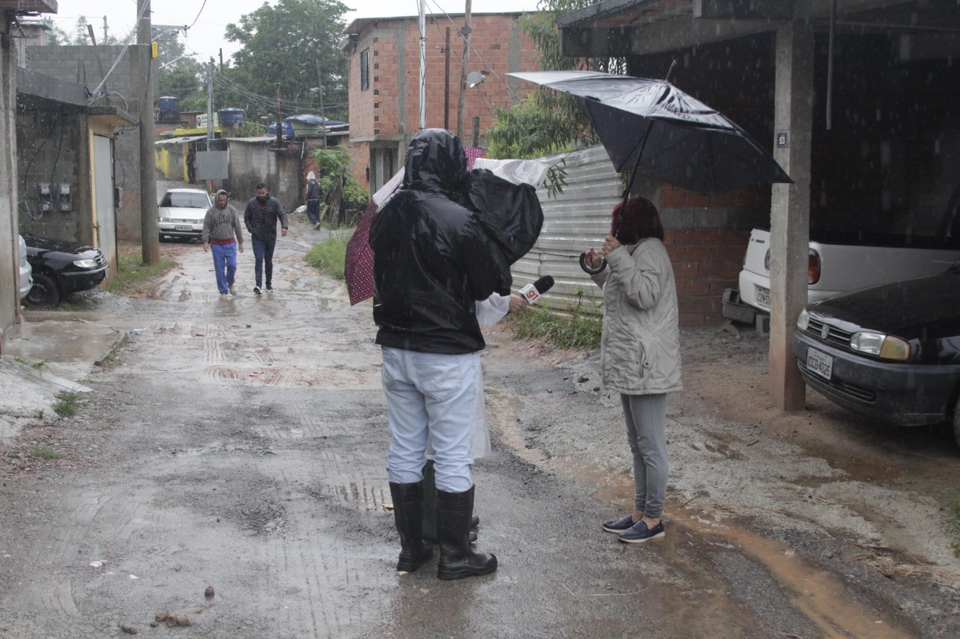 Deslizamento de terra causa três mortes no Jardim Pinheirinho, na cidade de Embu das Artes, neste domingo, na Grande SP.
    