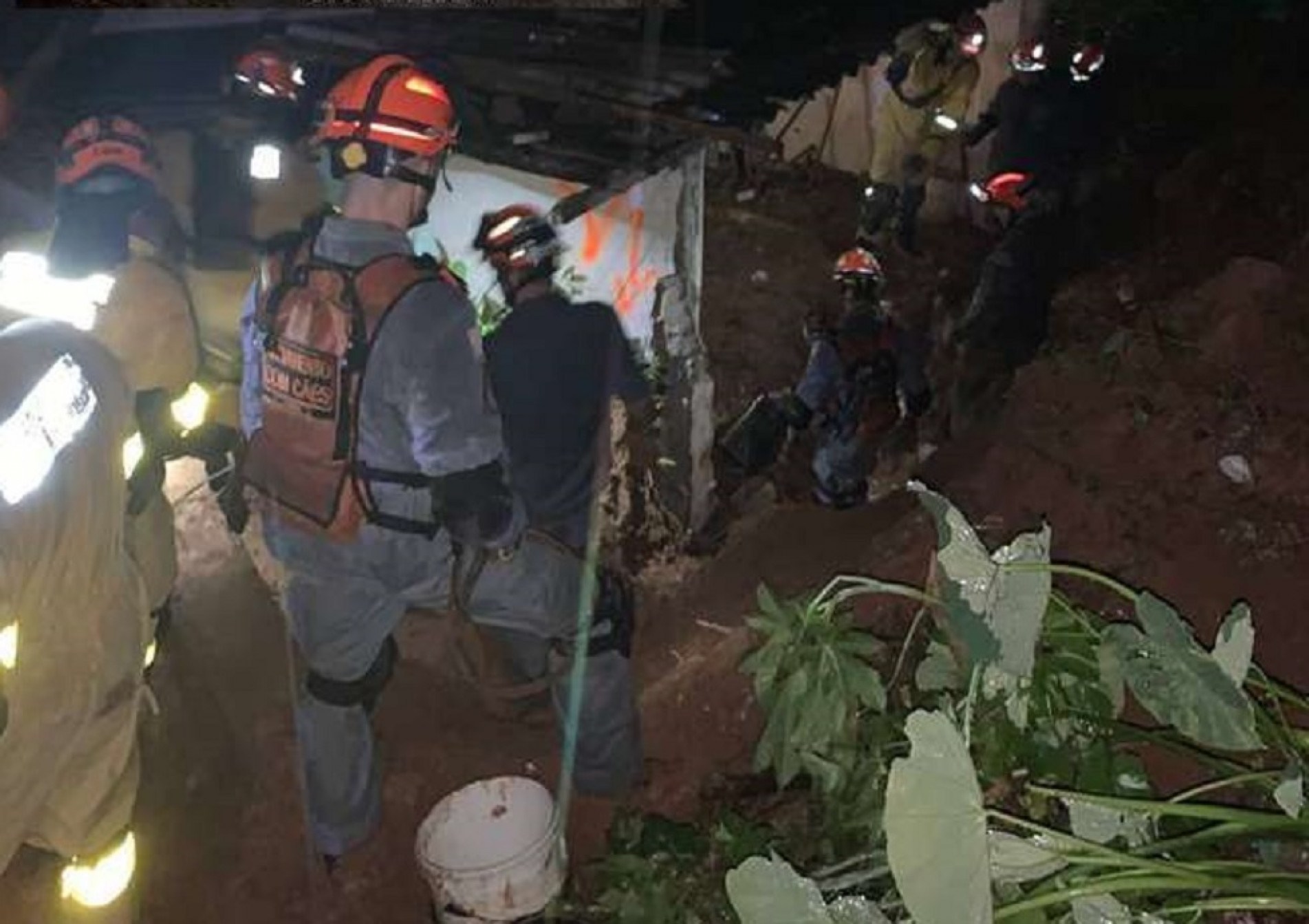 Três pessoas morrem após deslizamento de terra em Embu das Artes, na Grande SP.