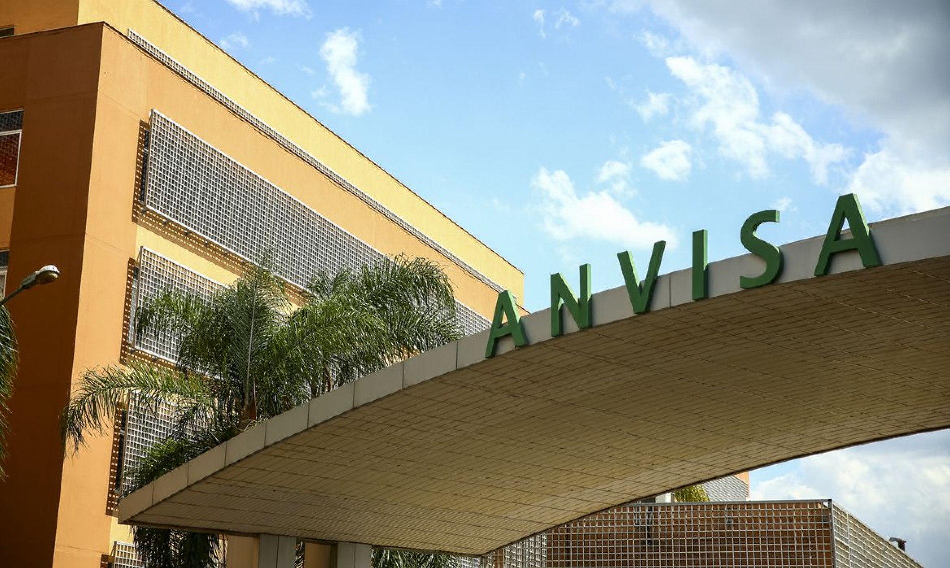  Fachada do edifício sede da Agência Nacional de Vigilância Sanitária (Anvisa).
    