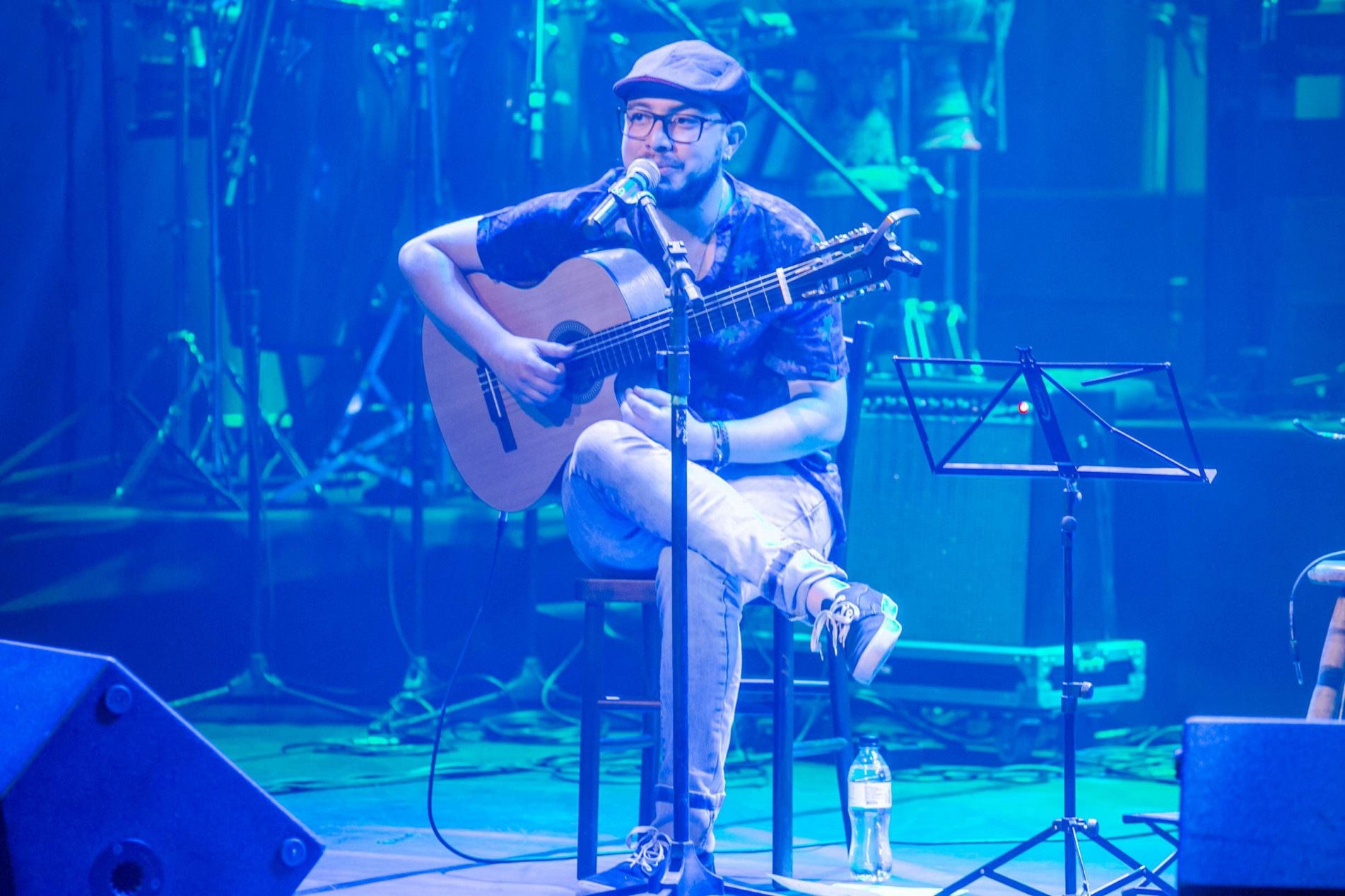 O cantor Vinicius Paes abre a programação neste domingo (6).