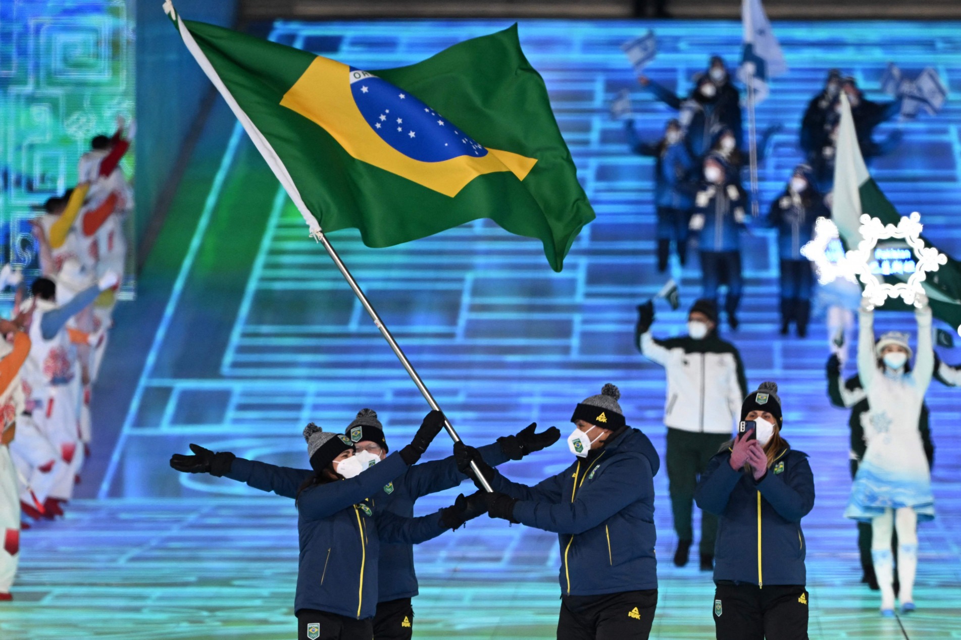 Jaqueline Mourão e Edson Bindilatti levaram bandeira do Brasil.