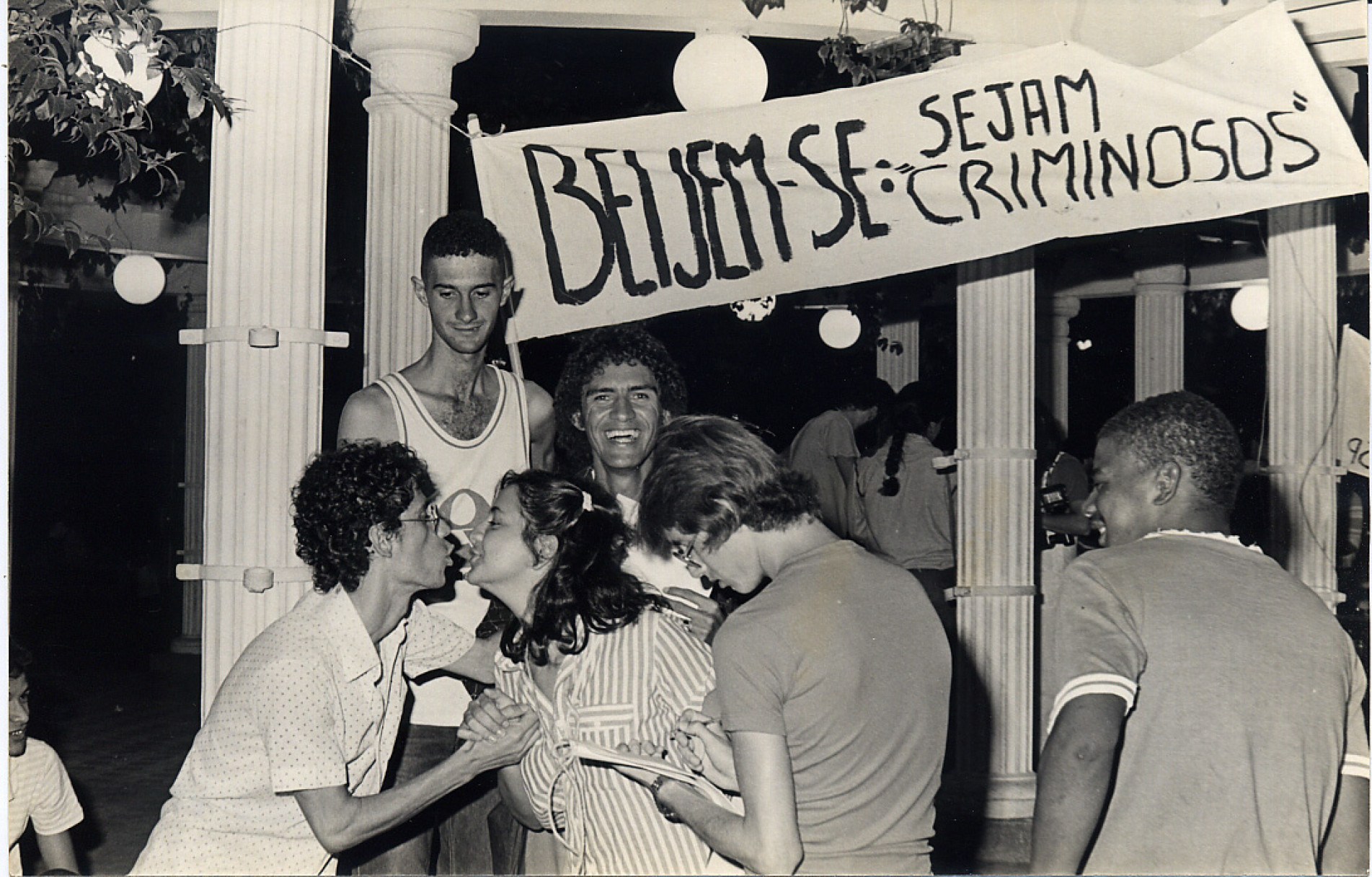 7 de fevereiro de 1981: "Noite do Beijo" reuniu 5 mil jovens no centro de Sorocaba contra decisão judicial que proibia carinho em público.