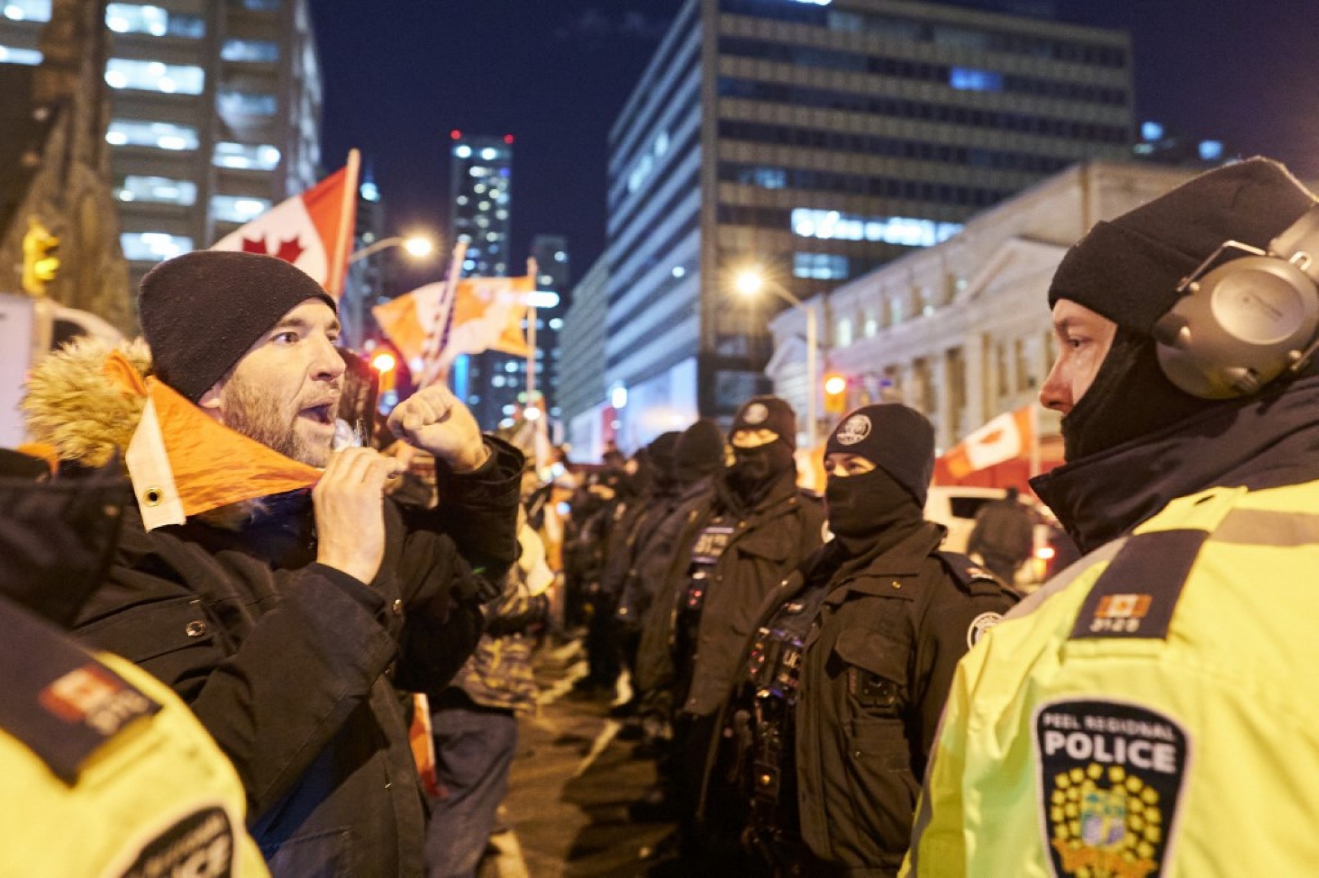 Polícia do Canadá faz prisões durante protestos contra medidas anticovid.