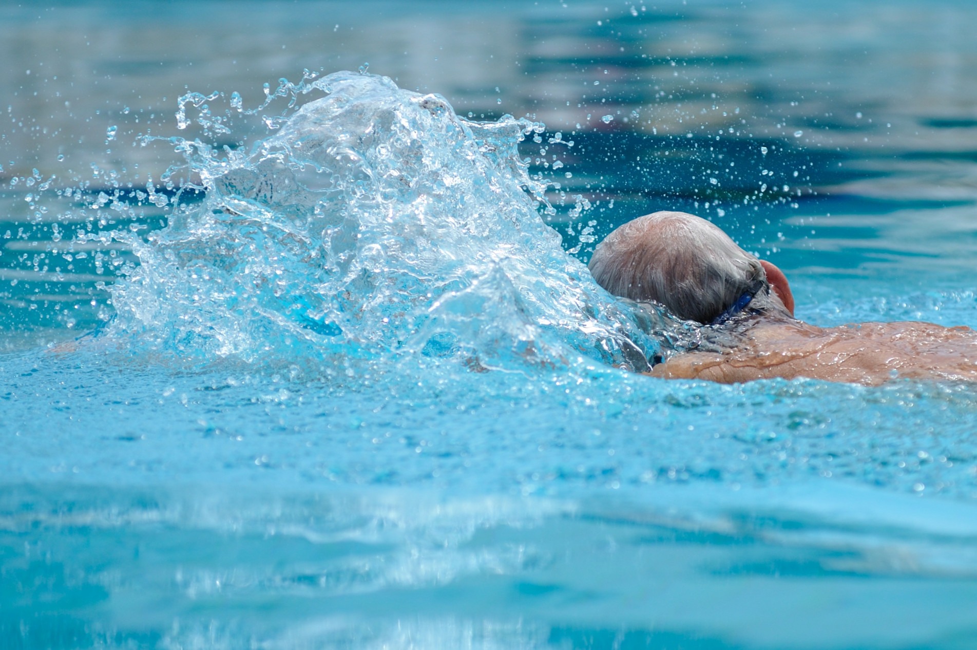 Piscinas dos clubes da cidade são frequentadas por pessoas de todas as idade que buscam lazer e refresco.