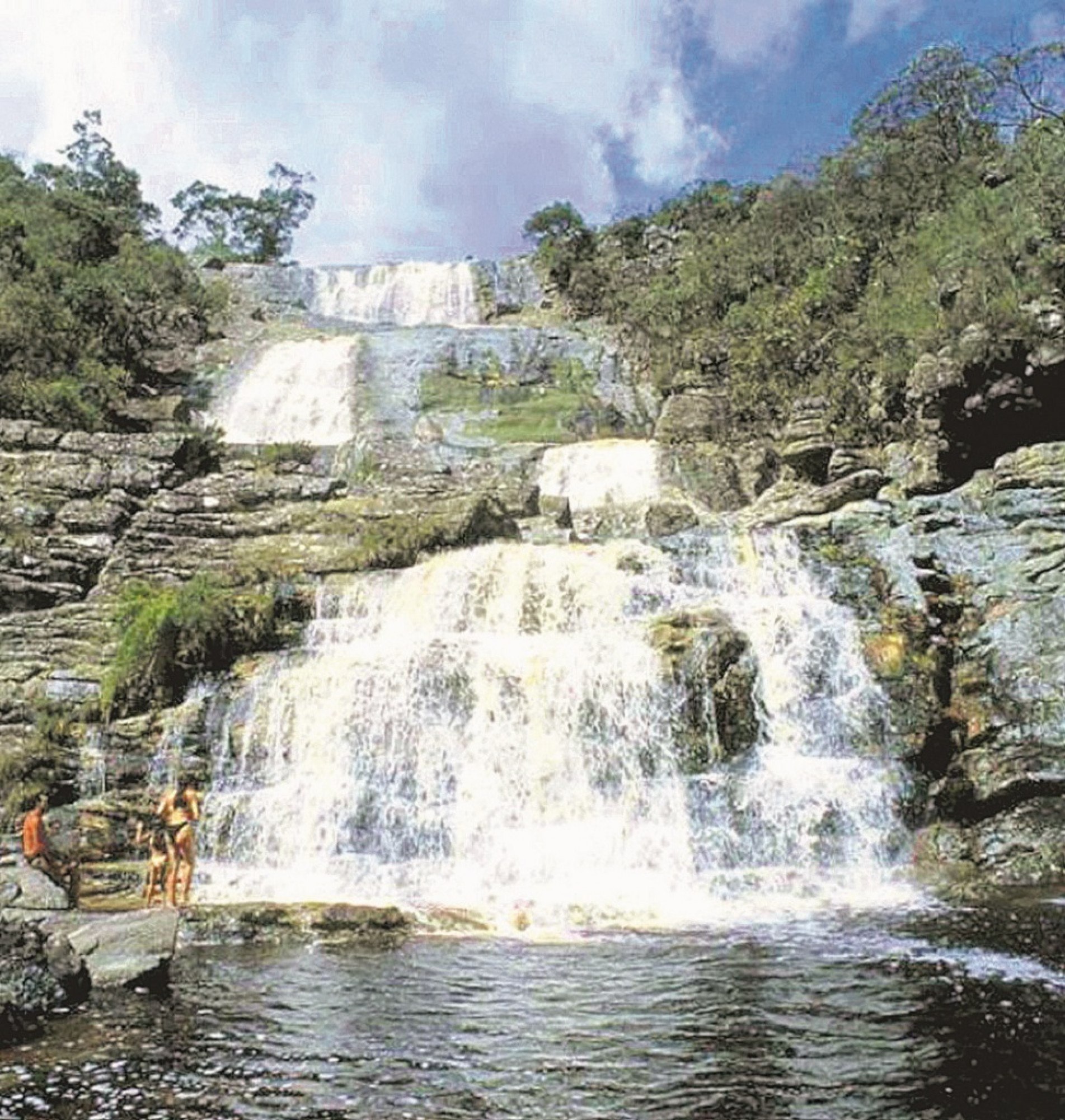 A cascata é formada uma série de quatro quedas d’água 