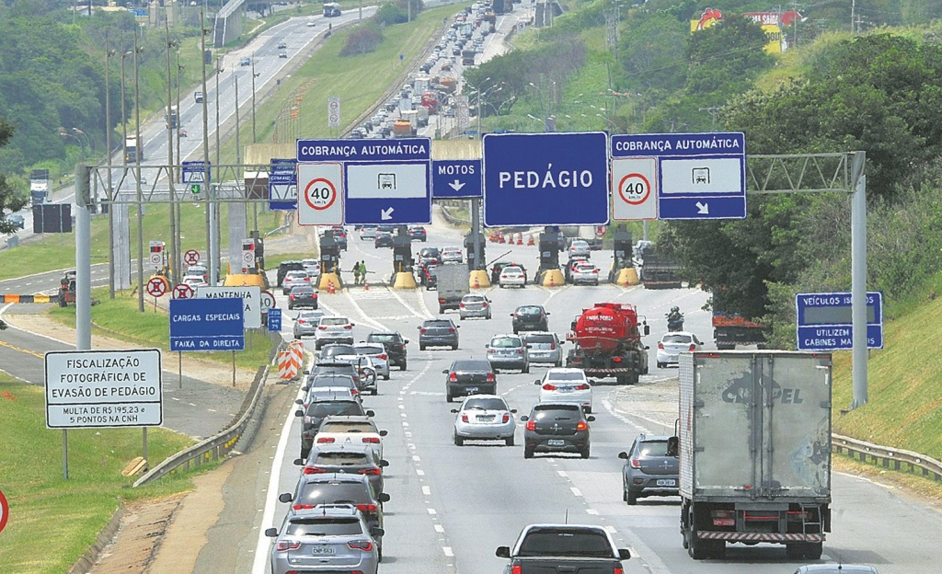 Trânsito de veículos começou a ficar intenso ontem no início da tarde
