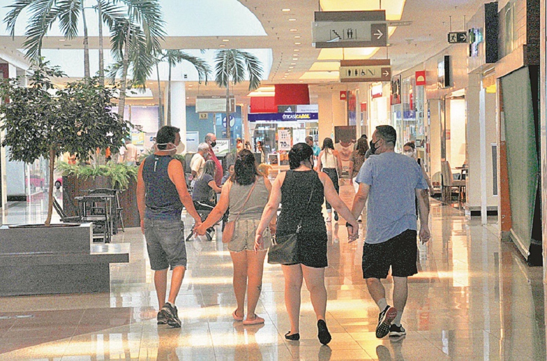 Família passeando em shopping de Sorocaba