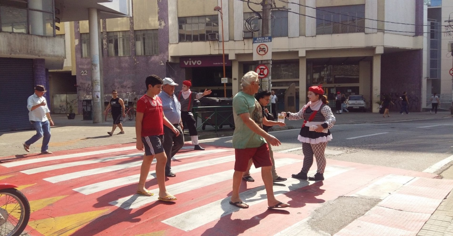 A ação de destaque no mês será a Faixa Viva, que promove educação com humor.