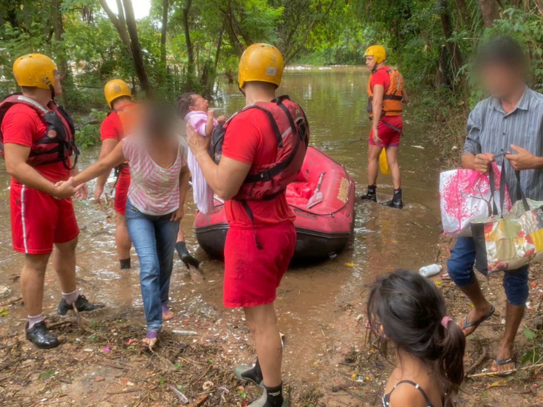 Operação resgata 45 pessoas de área inundada no Mineirão