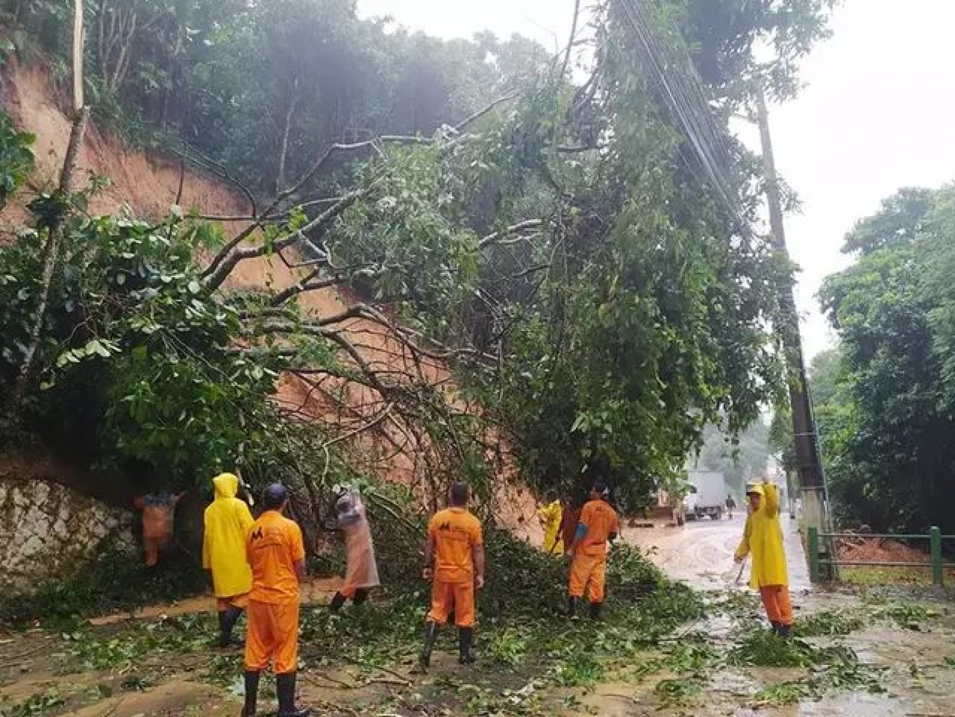 Deslizamento deixou ao menos 11 desaparecidos