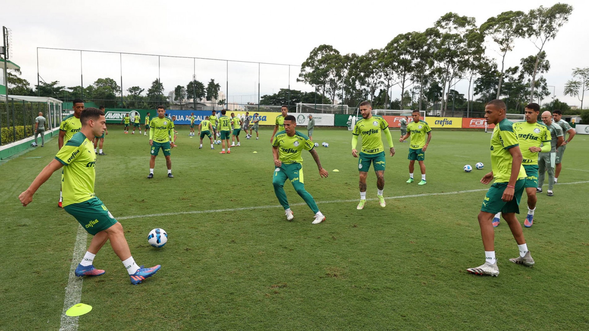 Elenco fez último treino no Brasil ontem.