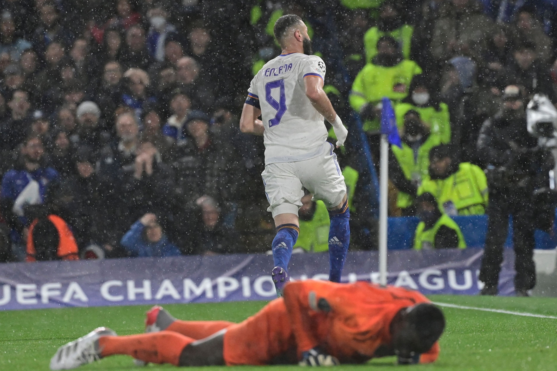 Francês arrasou a defesa londrina em Stamford Bridge.