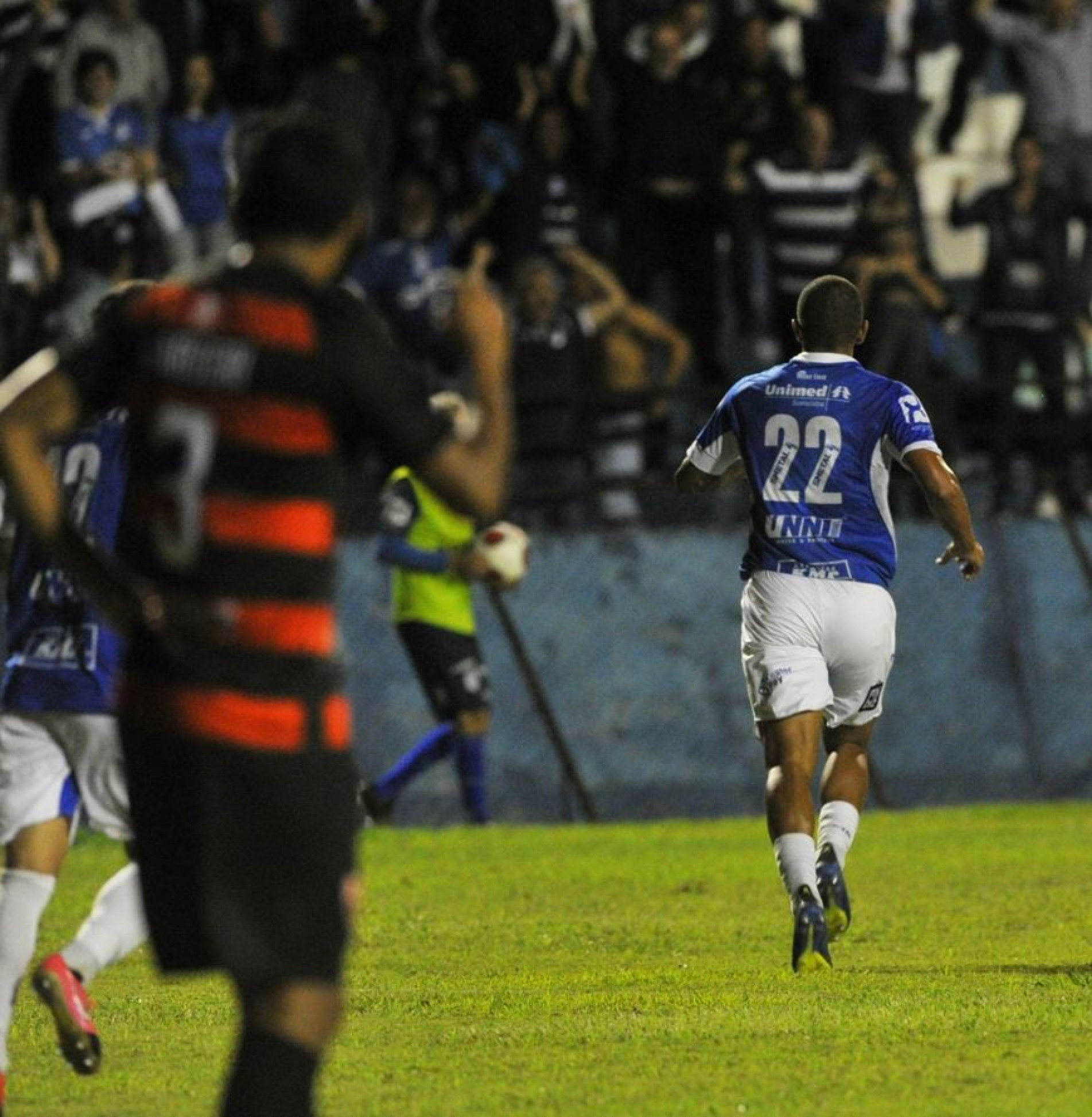 Camisa 22 garantiu empate do Azulão no 1º jogo.