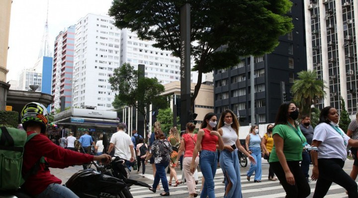 O Estado de São Paulo registrou a menor média móvel de mortes pela Covid-19, desde o pico da variante Ômicron, na quarta-feira (6).