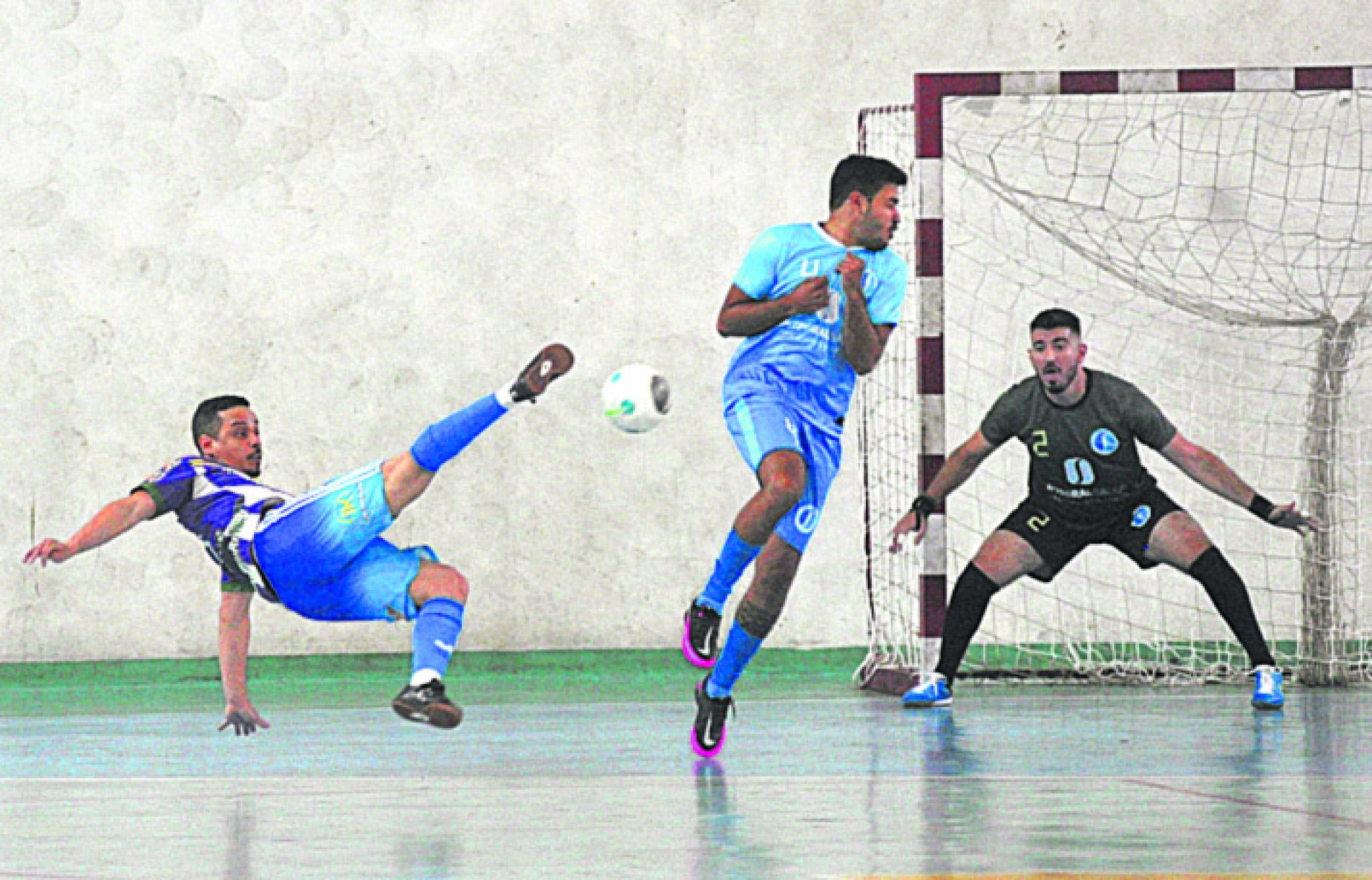 Califórnia FS (listrado) goleou o Integral Saúde Futsal por 6 a 0