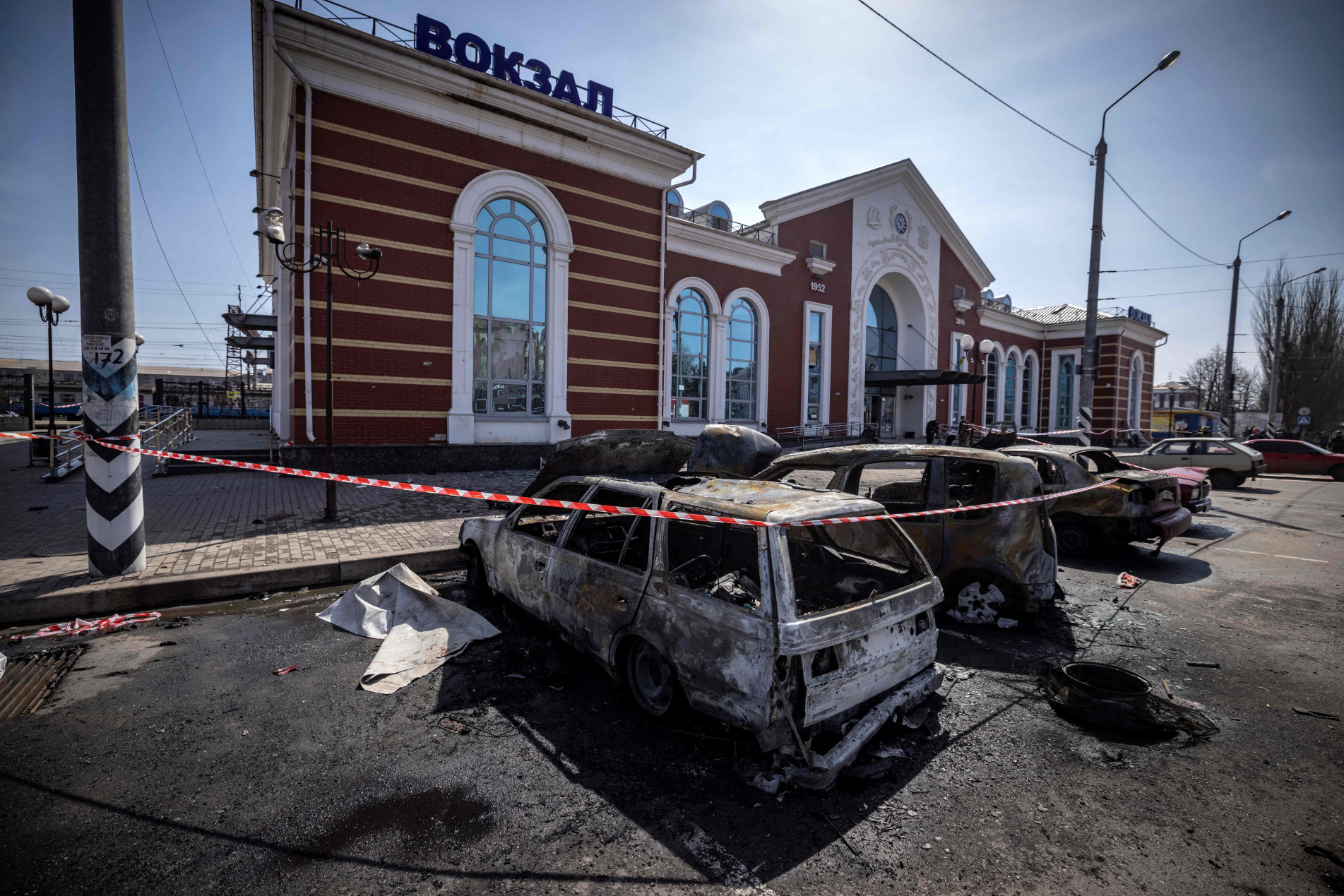 Uma estação de trem foi alvo de um ataque com mísseis em Kramatorsk, no leste da Ucrânia, nesta sexta-feira (8)