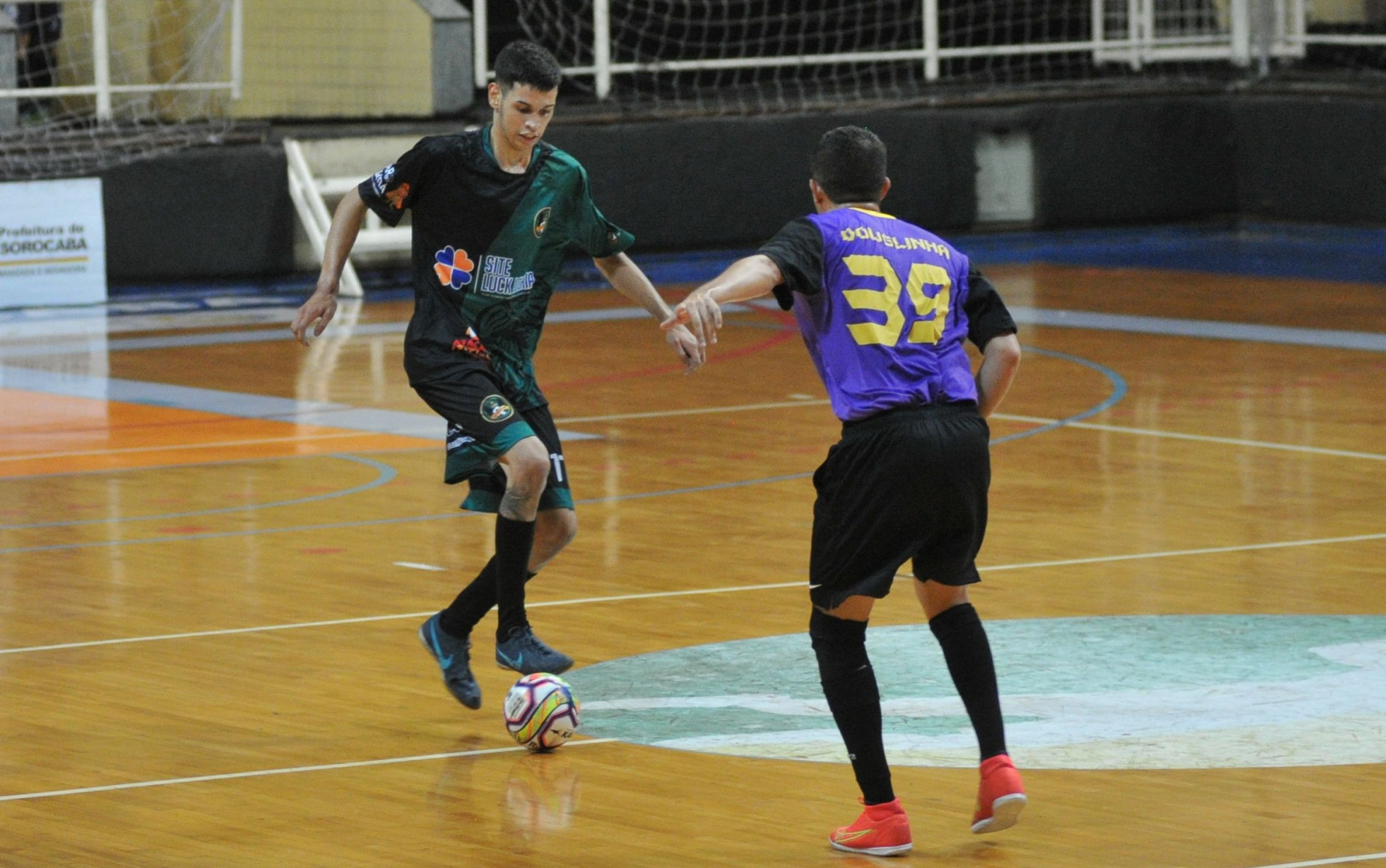 Reis do Futsal Real (verde) derrotaram o Sexta Feira.