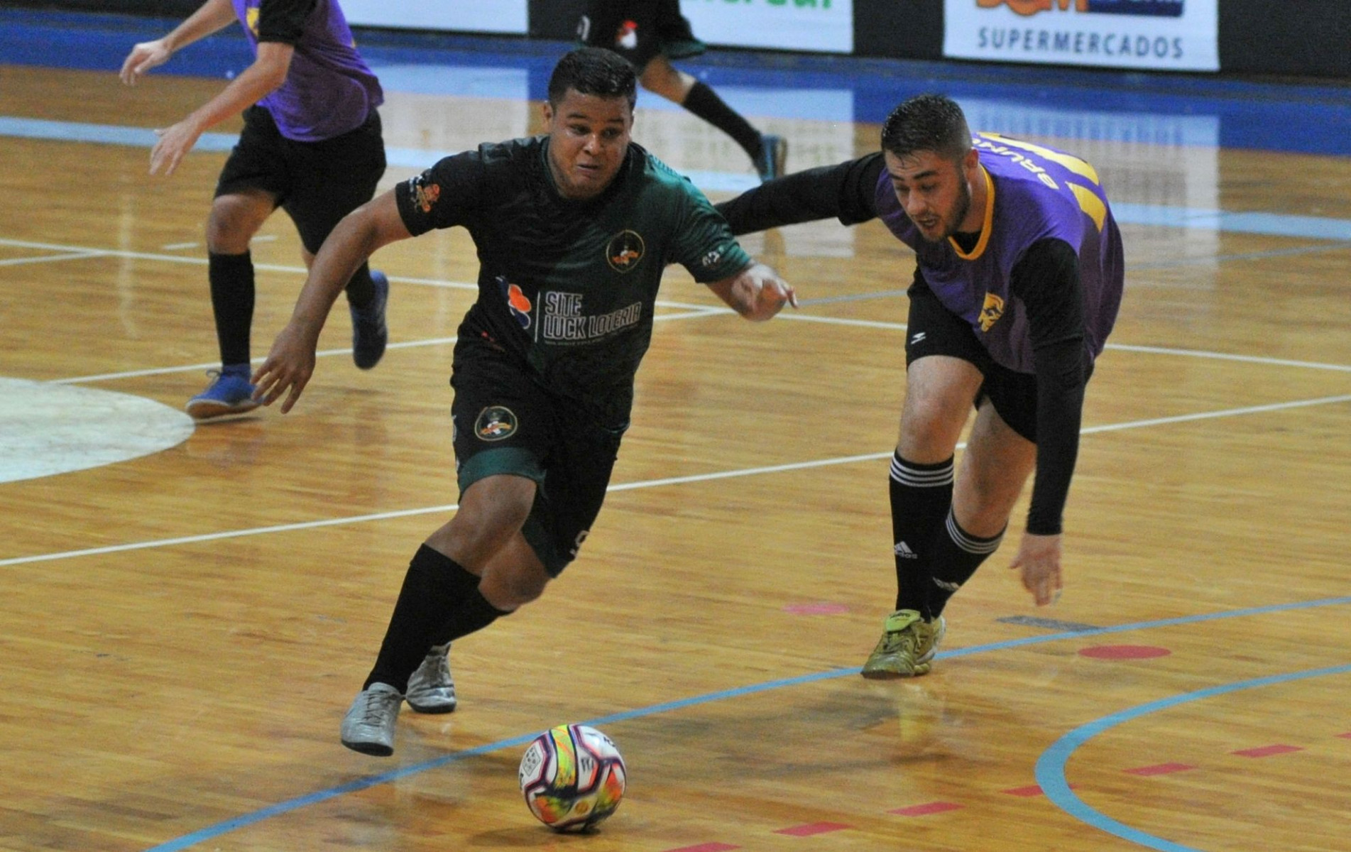 A bola rola no ginásio Municipal nesta segunda-feira