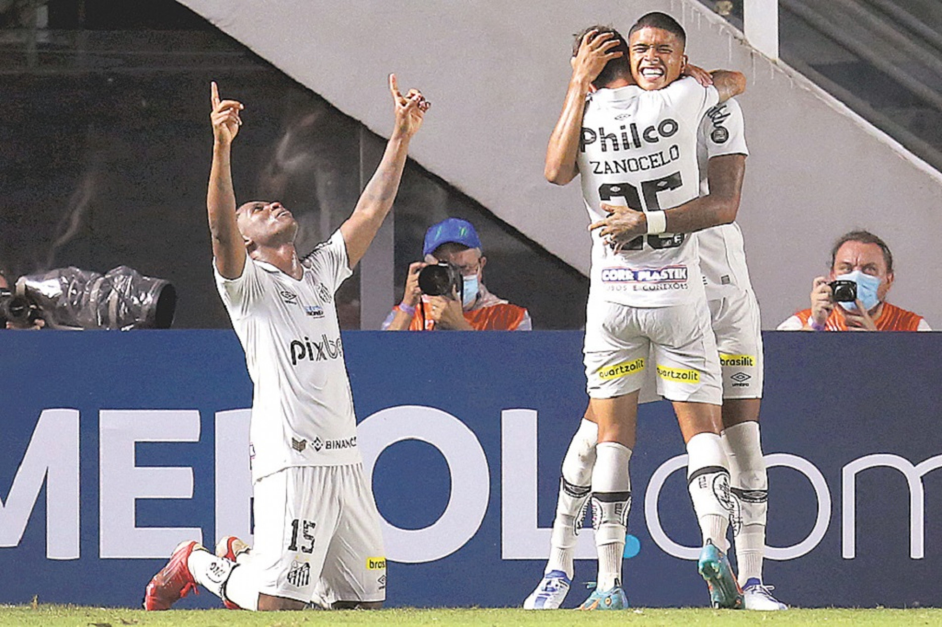 Jogadores do Santos comemoram o gol de Angulo (esquerda)