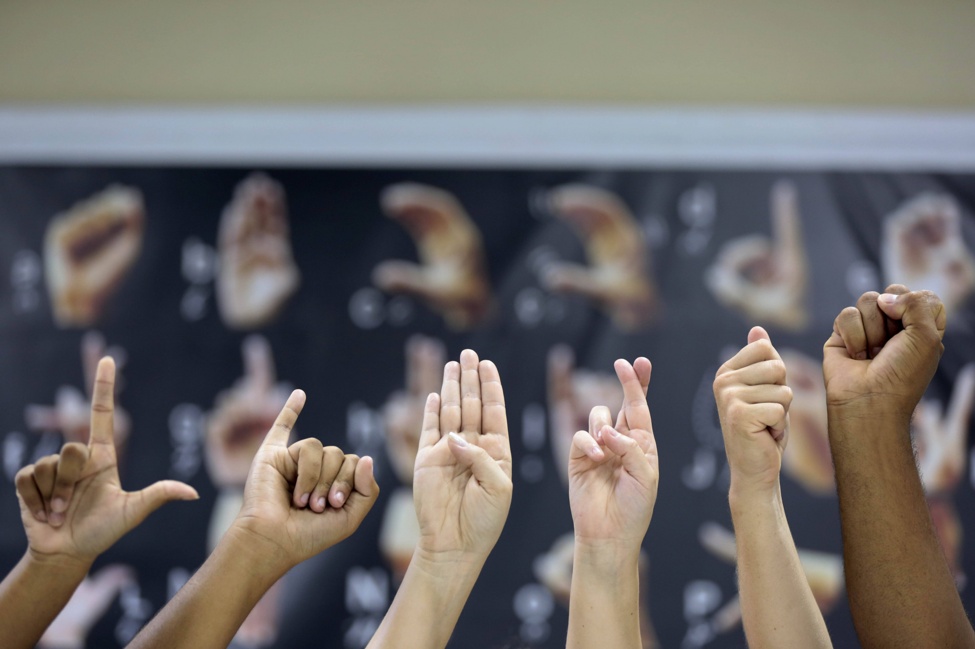 A Língua Brasileira de Sinais (Libras) surge como uma ferramenta de inclusão social essencial